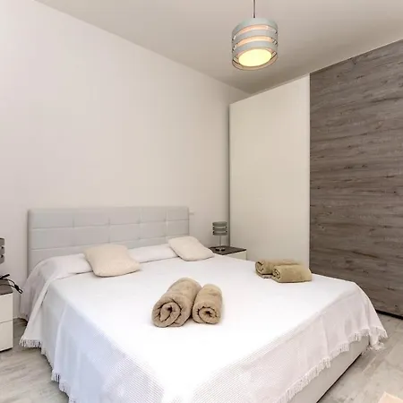 Marina House - Luxury Apartment, Sea View, Wi-fi, Aircon - Key To Apartment