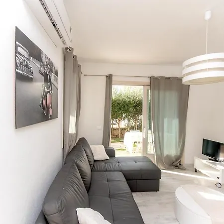 Marina House - Luxury Apartment, Sea View, Wi-fi, Aircon - Key To Apartment