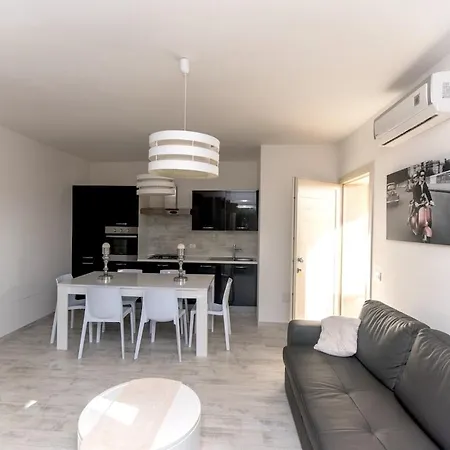 Marina House - Luxury Apartment, Sea View, Wi-fi, Aircon - Key To Apartment