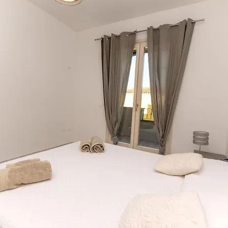 Marina House - Luxury Apartment, Sea View, Wi-fi, Aircon - Key To カステルサルド
