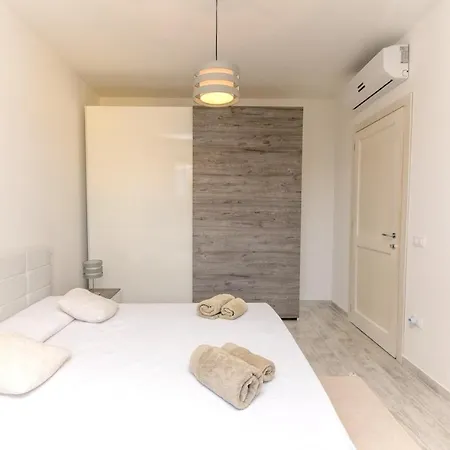 Marina House - Luxury Apartment, Sea View, Wi-fi, Aircon - Key To