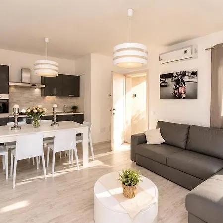 Marina House - Luxury Apartment, Sea View, Wi-fi, Aircon - Key To