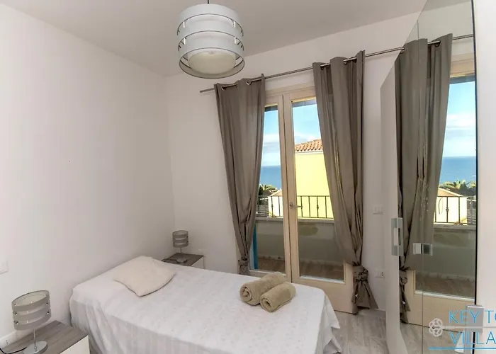 Marina House - Luxury Apartment, Sea View, Wi-fi, Aircon - Key To