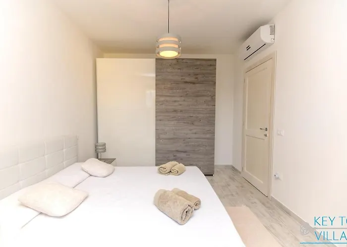Marina House - Luxury Apartment, Sea View, Wi-fi, Aircon - Key To